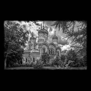 71-200 — Храм с золотыми куполами в лесу