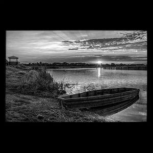 71-252 — Закат над водой. Лодка у берега