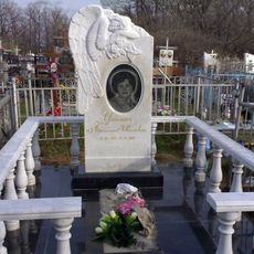 Памятник на кладбище