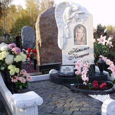 Памятник на кладбище