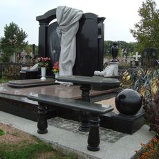 Памятник на кладбище