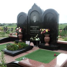 Памятник на кладбище
