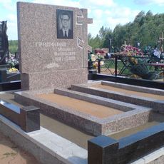 Памятник на кладбище