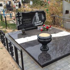 Памятник на кладбище