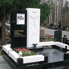 Памятник на кладбище