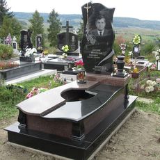 Памятник на кладбище
