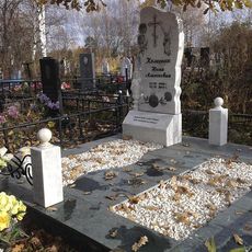 Памятник на кладбище