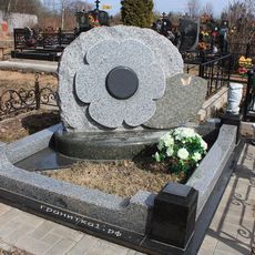 Памятник на кладбище