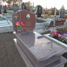 Памятник на кладбище