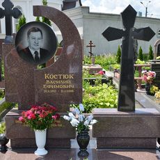 Памятник на кладбище