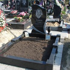 Памятник на кладбище