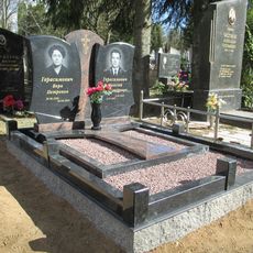 Памятник на кладбище