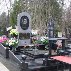 Памятник на кладбище