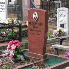 Памятник на кладбище