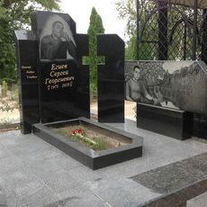 Памятник на кладбище