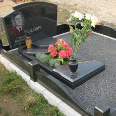 Памятник на кладбище