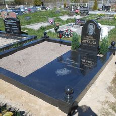 Памятник на кладбище