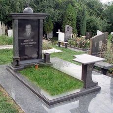 Памятник на кладбище