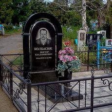 Памятник на кладбище