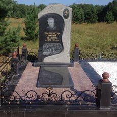Памятник на кладбище
