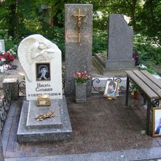 Памятник на кладбище