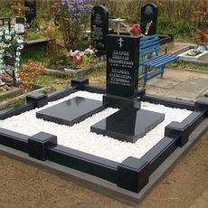 Памятник на кладбище