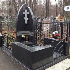 Памятник на кладбище