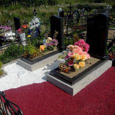 Памятник на кладбище