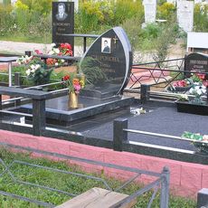 Памятник на кладбище