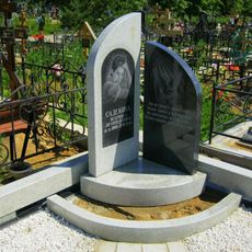 Памятник на кладбище