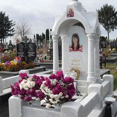 Памятник на кладбище