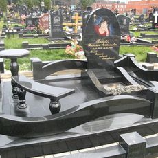 Памятник на кладбище