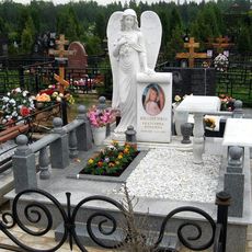 Памятник на кладбище