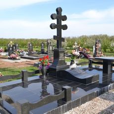 Памятник на кладбище