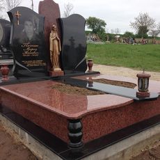 Памятник на кладбище