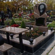 Памятник на кладбище