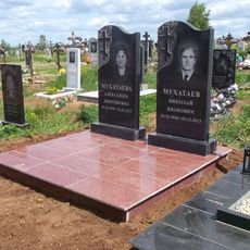 Памятник на кладбище
