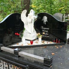 Памятник на кладбище