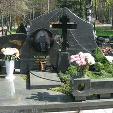 Памятник на кладбище