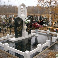 Памятник на кладбище