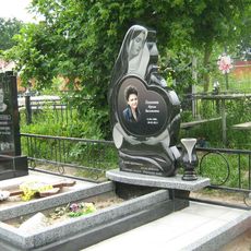 Памятник на кладбище