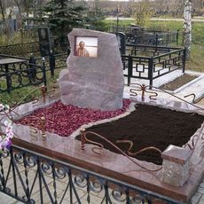 Памятник на кладбище