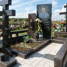 Памятник на кладбище