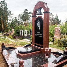 Памятник на кладбище