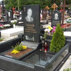 Памятник на кладбище
