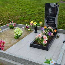 Памятник на кладбище