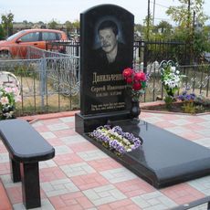 Памятник на кладбище