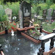 Памятник на кладбище