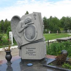 Памятник на кладбище