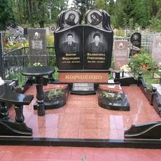 Памятник на кладбище